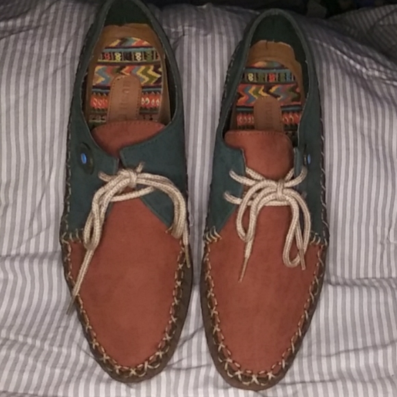 Shoes - Leather Hush puppies rare aztek design mocossin.